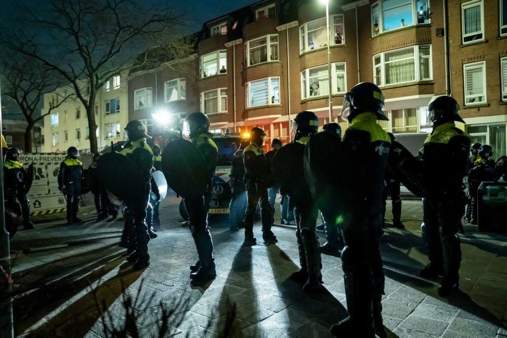 Covid-19: Polícia na Holanda deteve 131 pessoas em distúrbios contra o confinamento