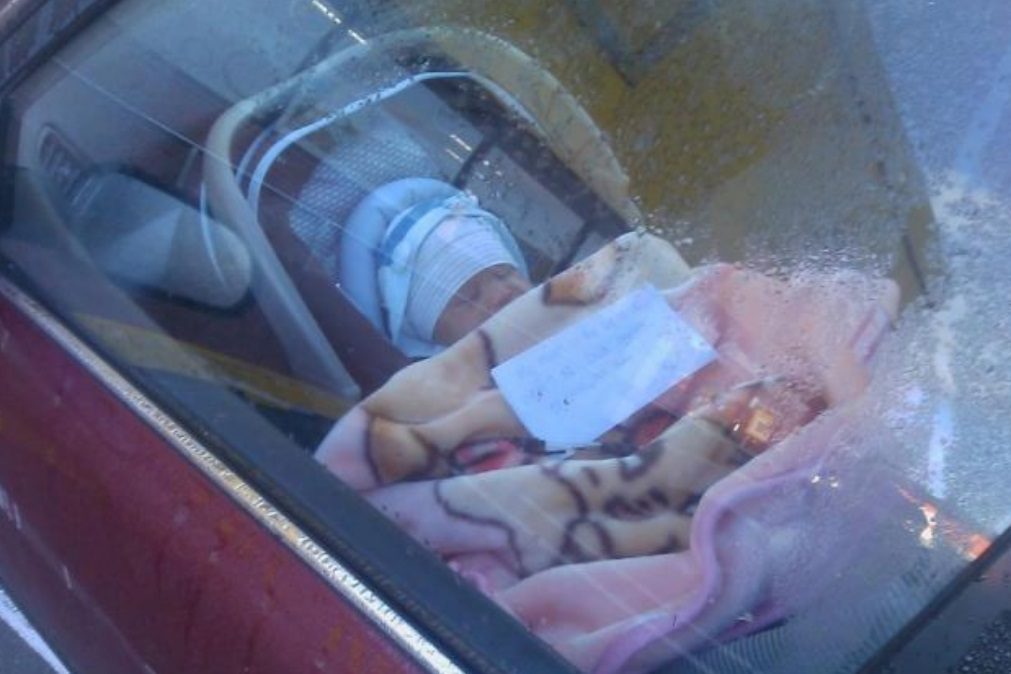 Mãe deixa filho recém-nascido trancado no carro enquanto faz compras