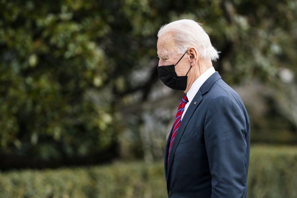 Covid-19: Biden negoceia com oposição pacote de ajuda de emergência nos EUA