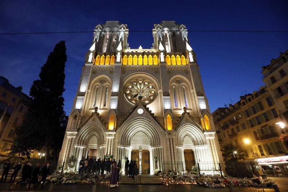 Investigadores procuram pedras para substituírem as danificadas no incêndio de Notre-Dame
