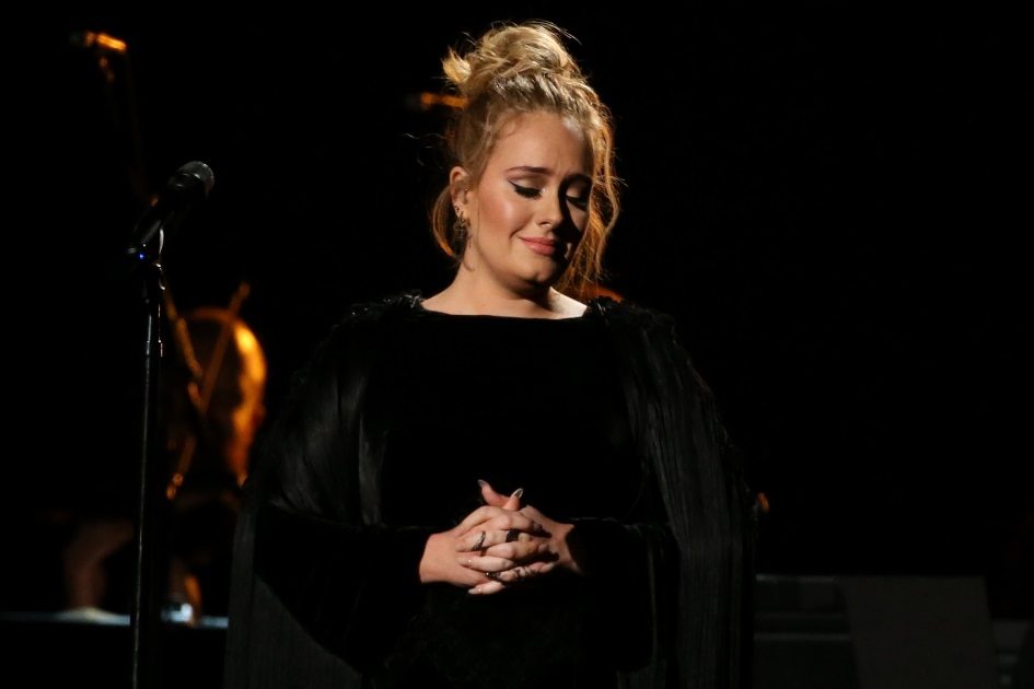 Adele visita Grenfell Tower e oferece ajuda às vítimas do incêndio