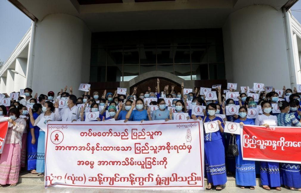 Centenas de manifestantes protestam contra golpe de Estado em Rangum, Myanmar