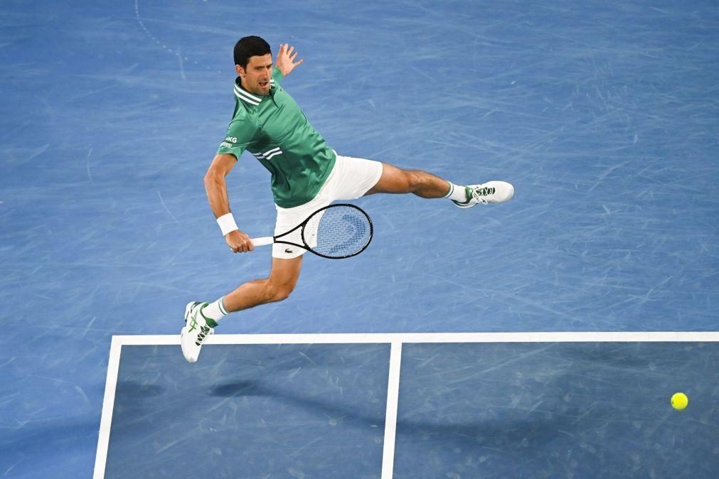 Djokovic inicia defesa do título com triunfo fácil frente a Chardy no Open da Austrália