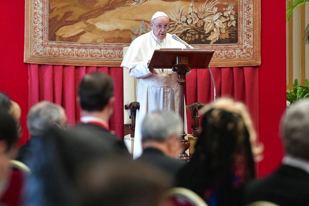 Papa Francisco pede libertação