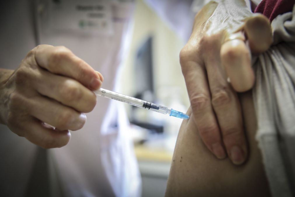 Covid-19: Quase 400 mil doses de vacina administradas em Portugal