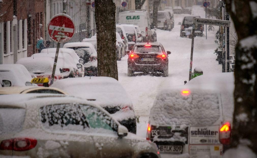 Tempestade de neve paralisa parcialmente transportes terrestres na Alemanha