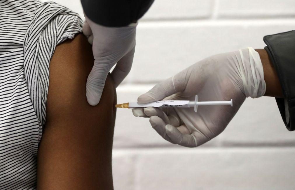 Covid-19: África do Sul pondera dar vacina em fase de testes a pessoal da saúde