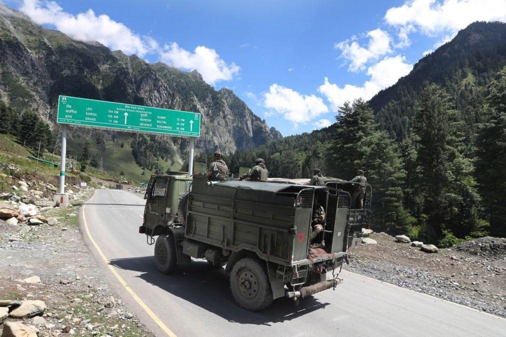 Governo indiano e chinês começam a reduzir escalada militar na fronteira dos Himalaias