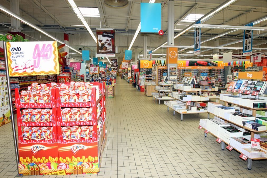 Covid-19: Supermercados podem voltar a vender livros e materiais escolares