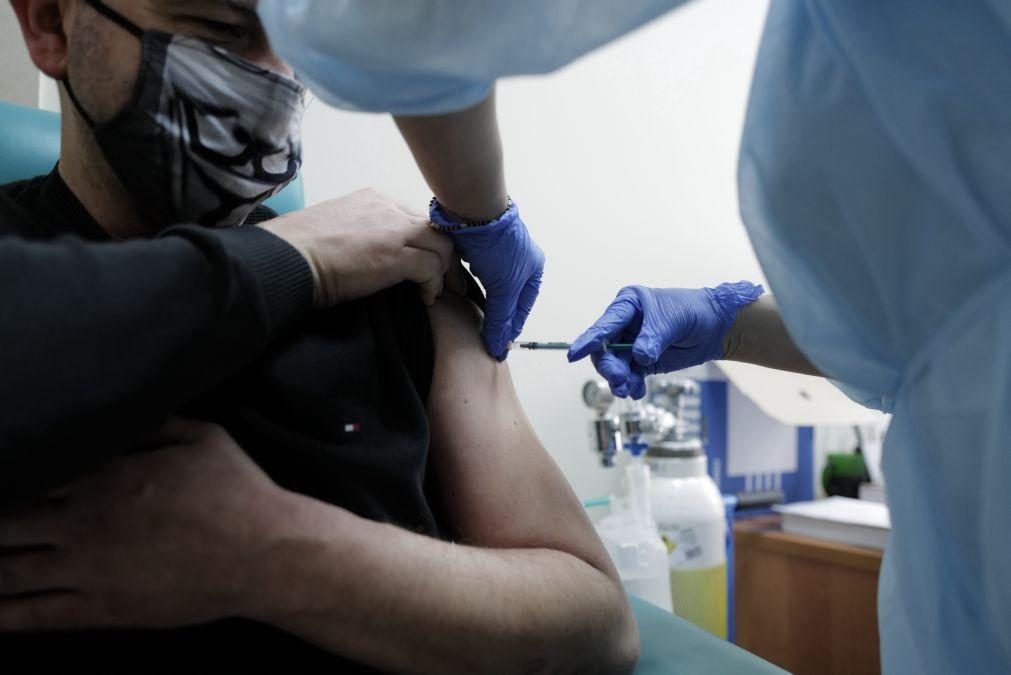 OMS mantém toma de duas doses das vacinas apesar de recomendação francesa