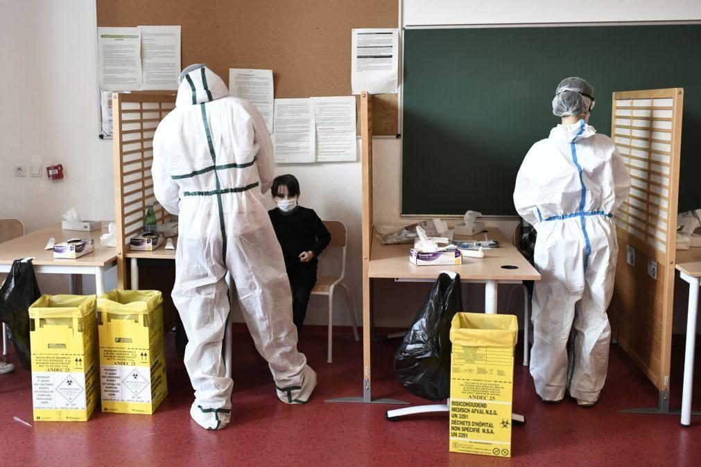 Covid-19: França regista mais 20.701 infeções e 320 mortes mas internados baixam