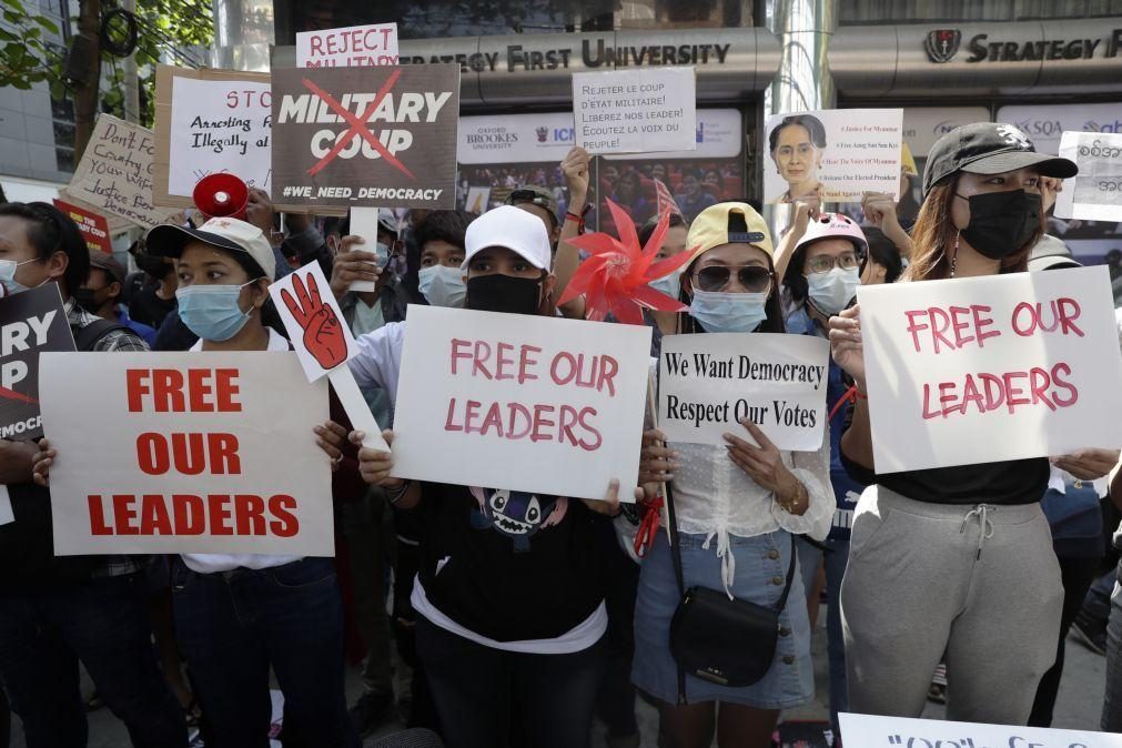 Protestos contra golpe continuam em Myanmar, apesar de numerosas detenções