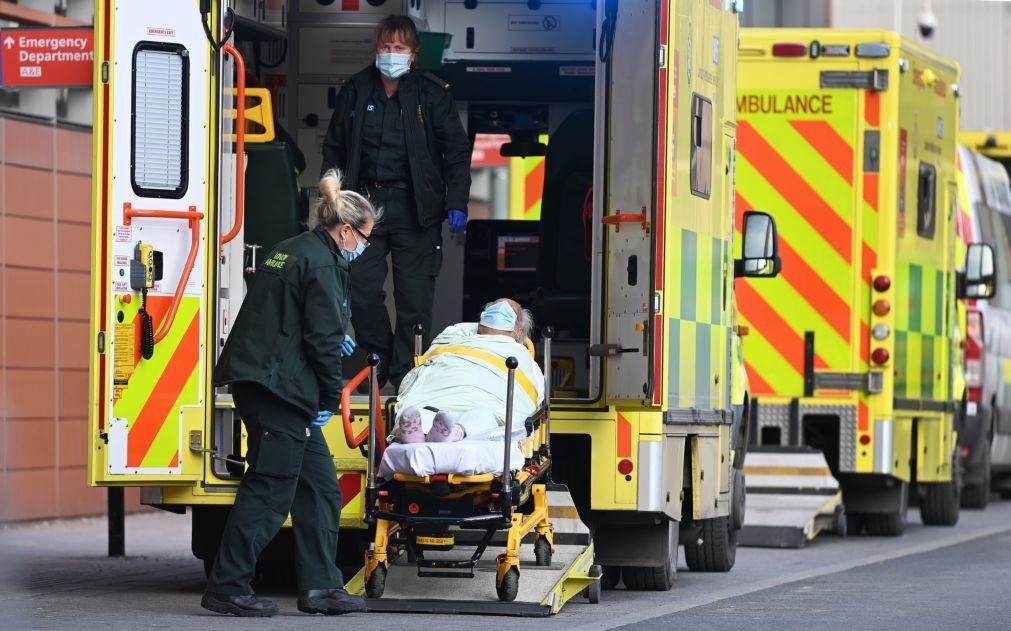 Covid-19: Número de novos casos e de mortos continua a descer no Reino Unido