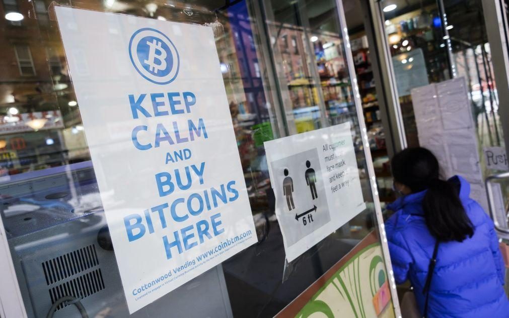 Bitcoin atinge máximo histórico de mais de 50.000 dólares