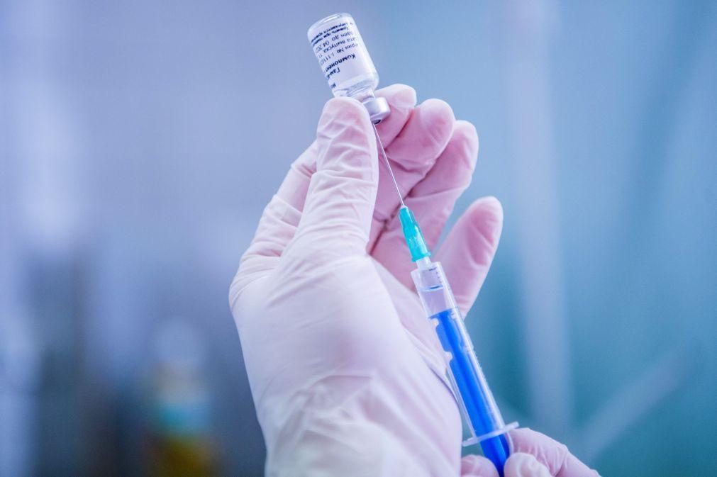 Covid-19: Vacina russas eficazes contra variante, diz o regulador russo