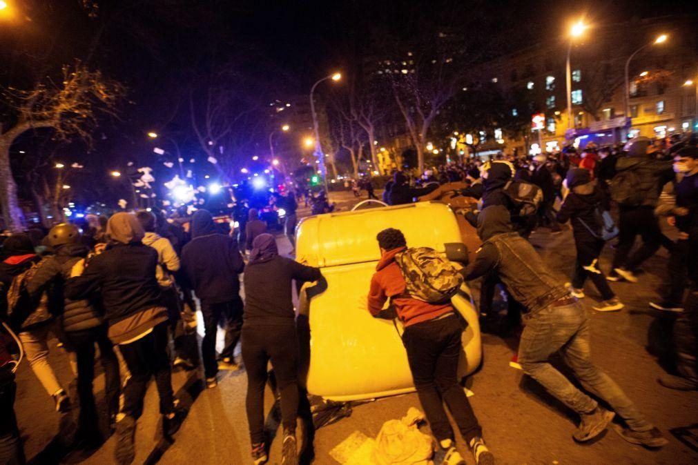 Carga policial em protestos contra prisão de Pablo Hasel em Espanha