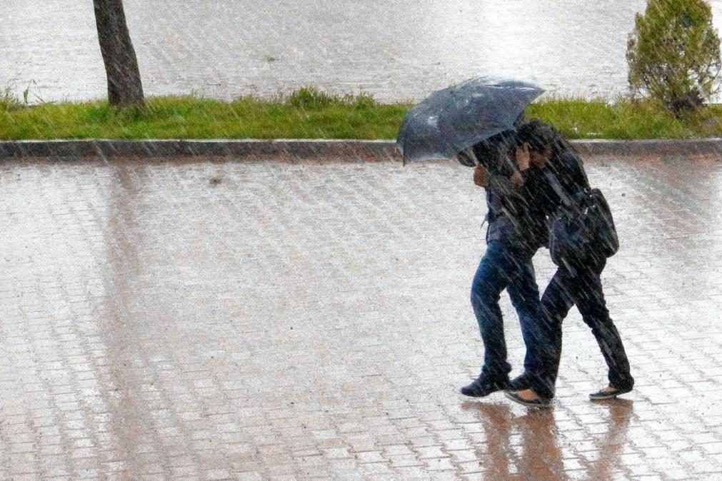 Mau tempo, com muita chuva e neve nas terras altas