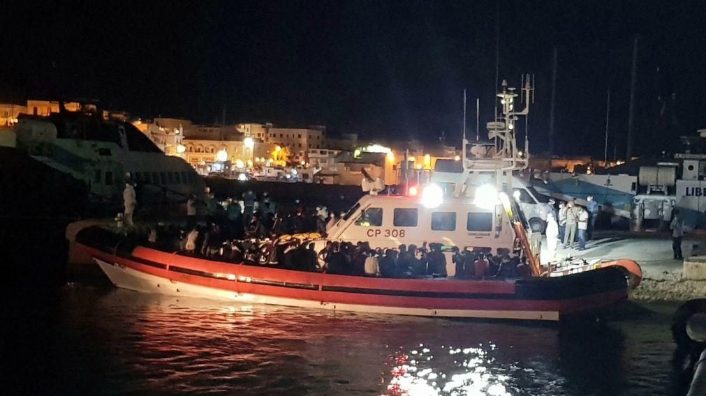 Autoridades italianas resgatam 47 migrantes e procuram desaparecidos