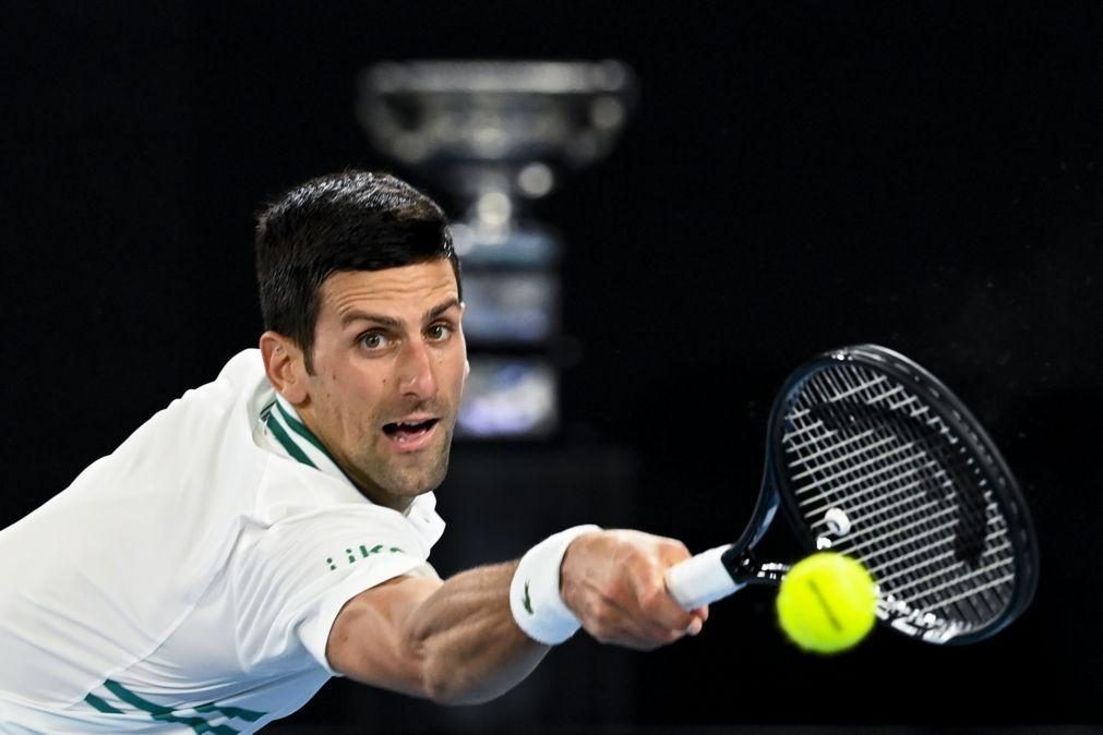 Open da Austrália: Djokovic bate Medvedev e ergue nono troféu