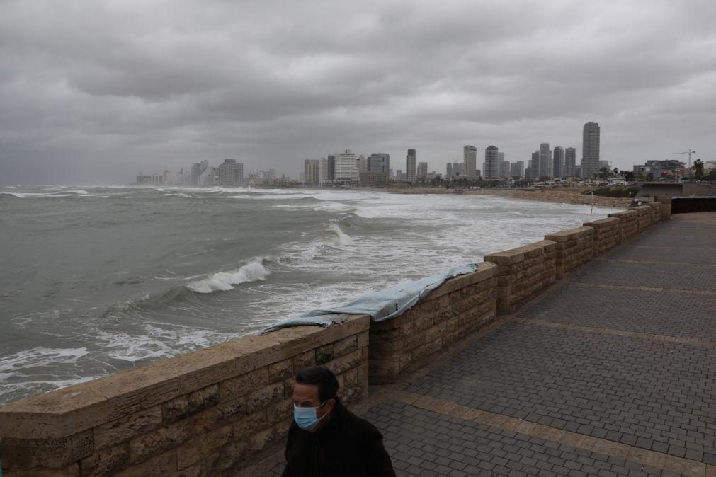 Israel fecha praias após derrame de petróleo atingir a costa mediterrânica