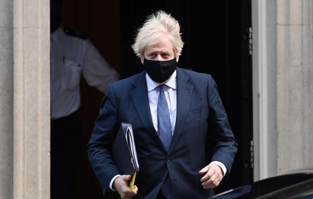 Boris Johnson espera acabar com restrições em junho 