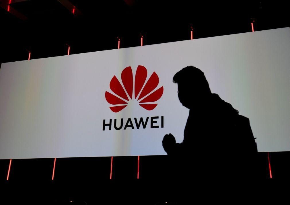 Huawei lança telemóvel dobrável apenas para o mercado chinês