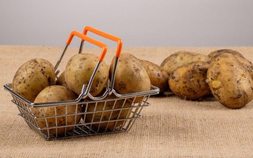 Descubra a forma mais fácil de cozer batatas no micro-ondas