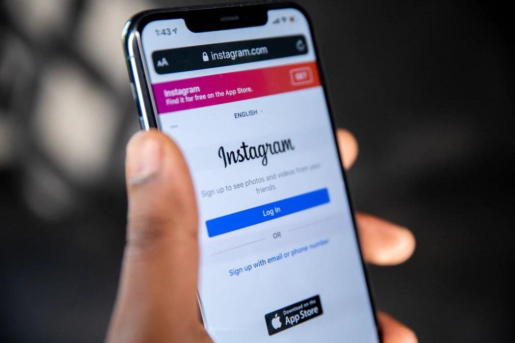 Não, não é só consigo. Instagram e WhatsApp estão em baixo