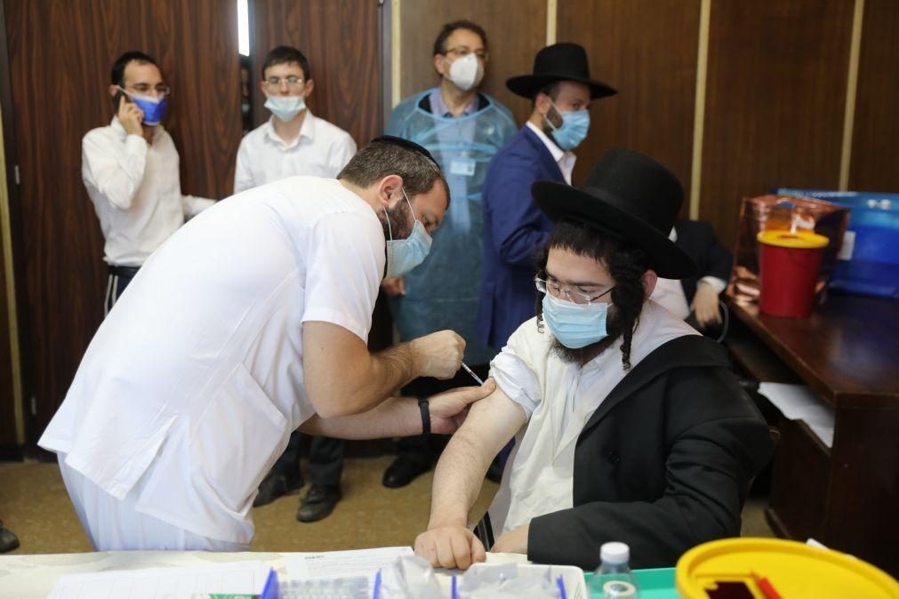 Covid-19: Lei de Israel permite às autoridades identificar os não vacinados