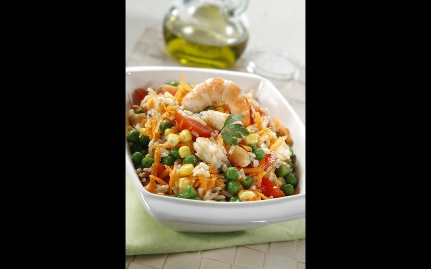 Salada de camarão com arroz integral Refeição simples e leve