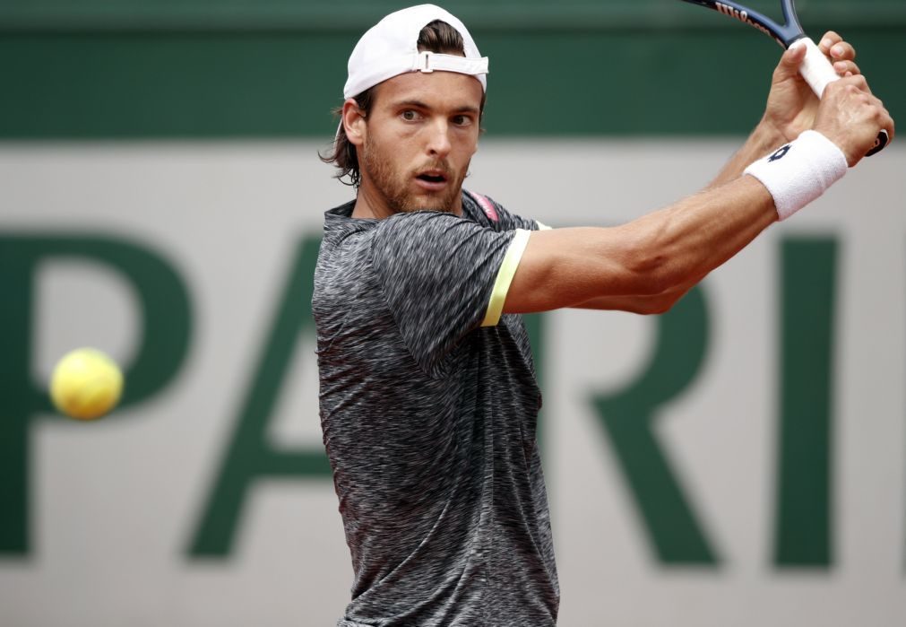 João Sousa eliminado por Philipp Kohlschreiber na primeira ronda em Halle