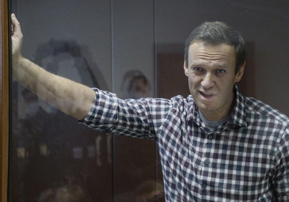 Navalny transferido da prisão para local desconhecido