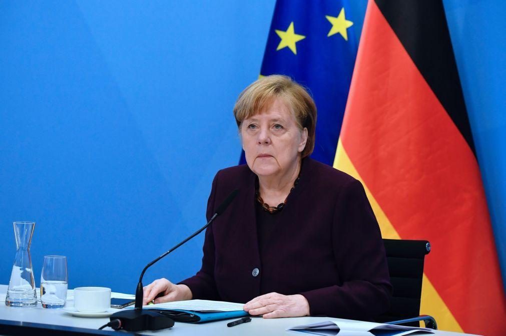 Covid-19: Merkel admite passaporte de vacinação europeu 