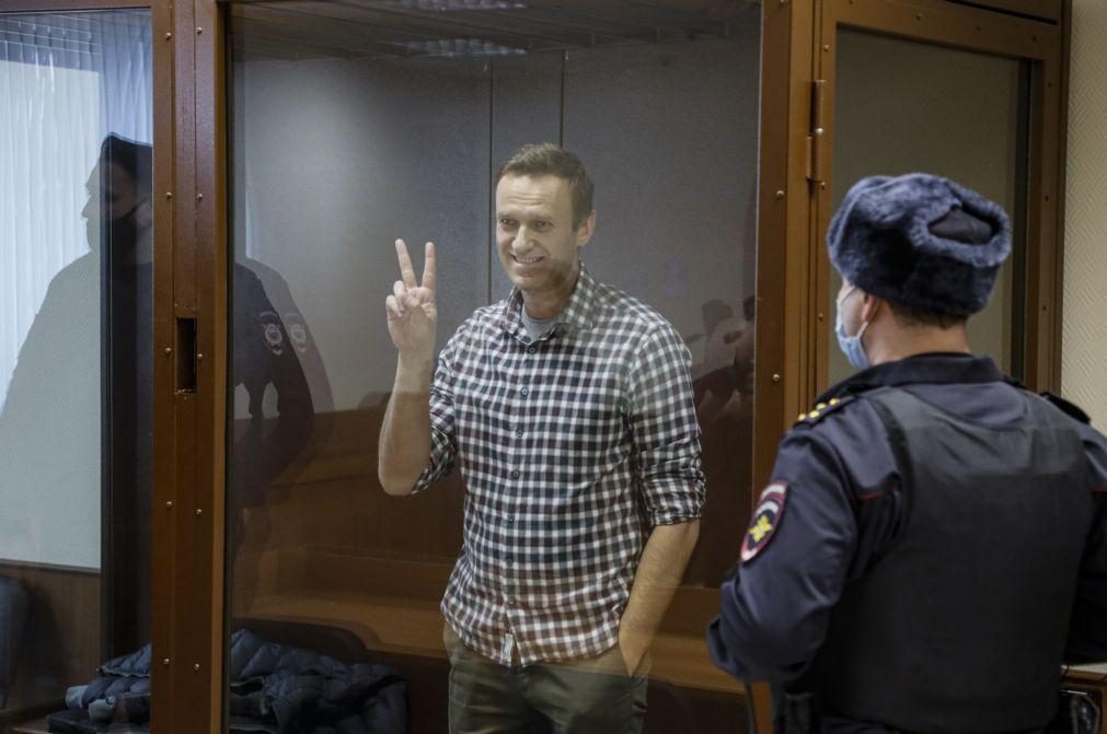 Autoridades russas garantem segurança a Navalny na transferência de prisão
