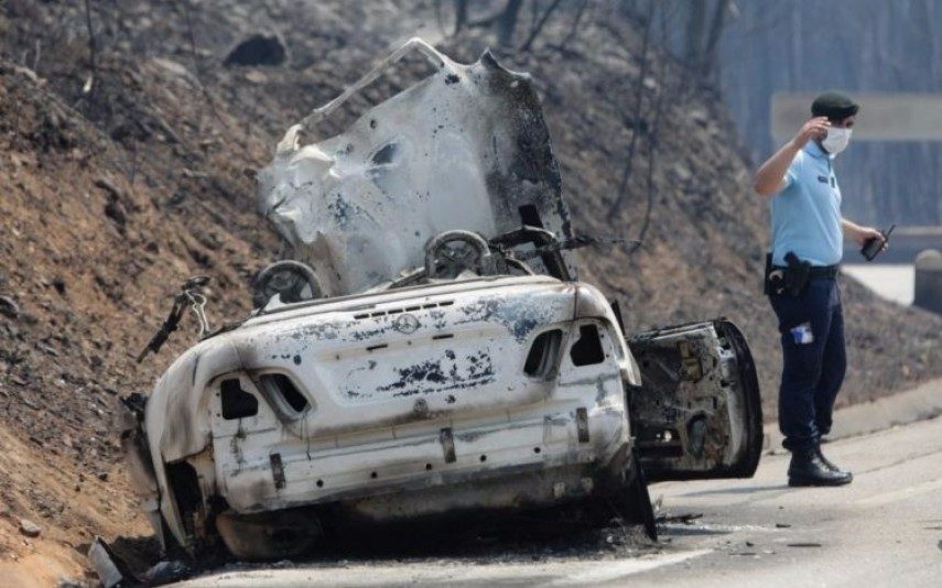 Autocarro fica completamente desfeito após incêndio na A4