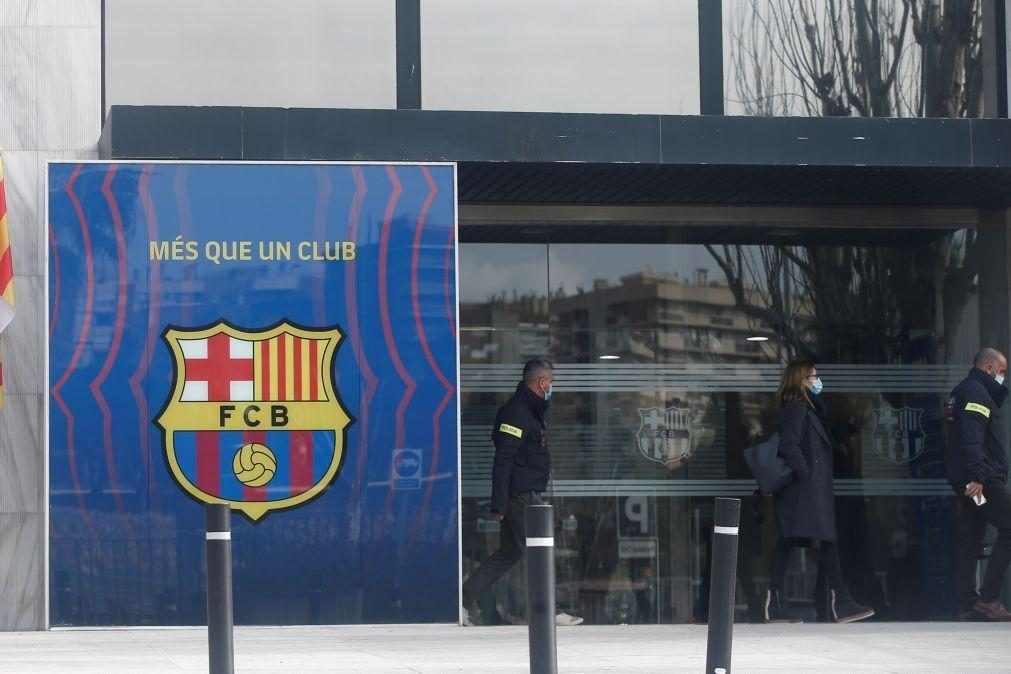 Polícia catalã faz buscas no FC Barcelona e detém ex-presidente Bartomeu