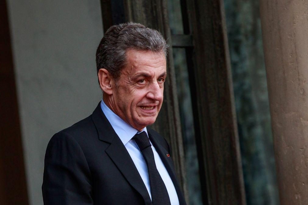 Nicolas Sarkozy condenado a três anos de prisão