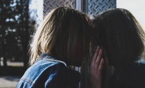 Tarado sexual tenta despir menina de 12 anos em parque de Oeiras