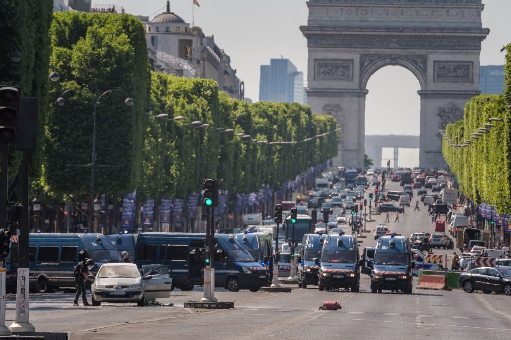 Detidos perto de Paris quatro familiares de atacante dos Campos Elísios
