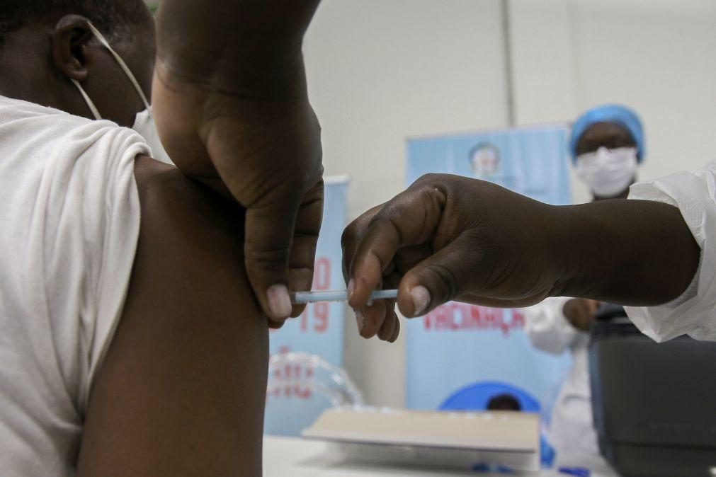 Covid-19: Angola à procura de outras vacinas está em negociações com a Rússia