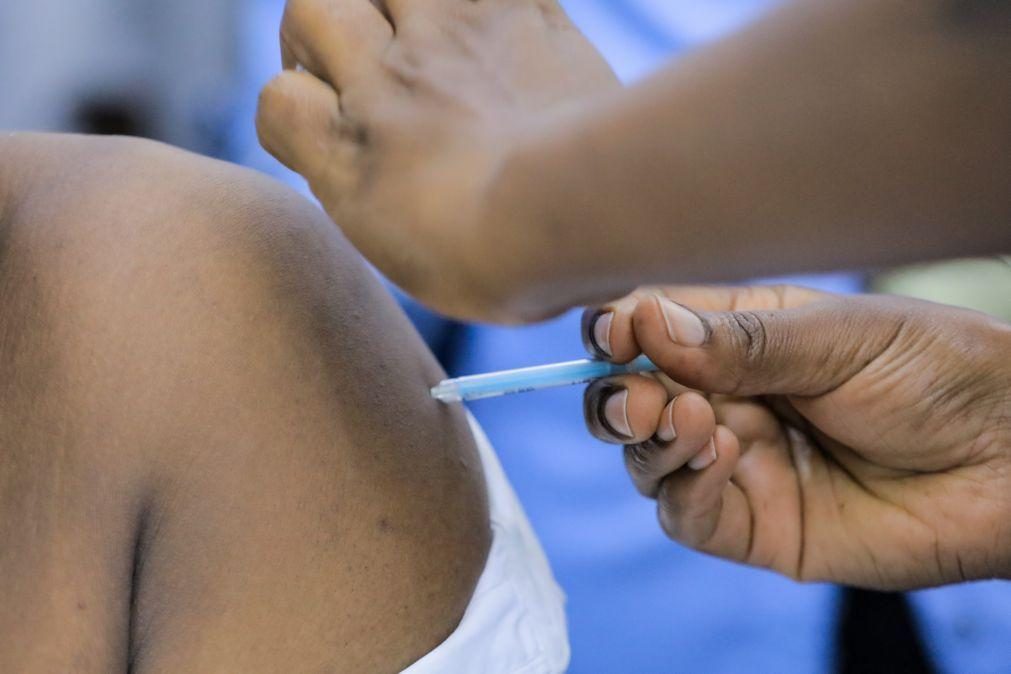 Covid-19: Médico recebe primeira vacina na Nigéria no arranque da campanha no país