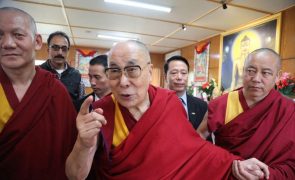 Dalai Lama e o toque íntimo em Lady Gaga que reacende polémica