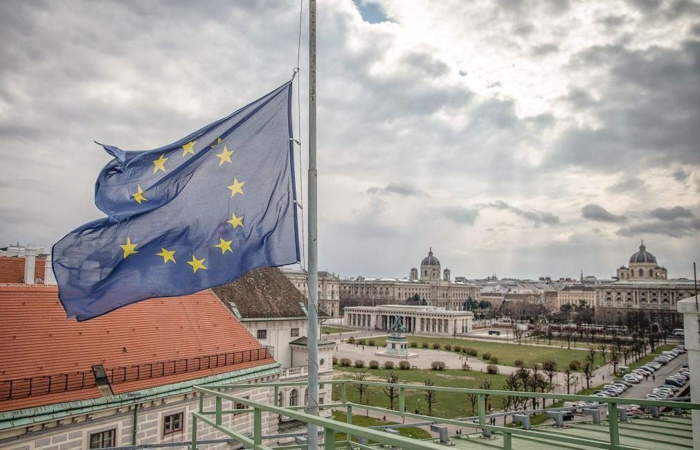 Covid-19: Milhares de pessoas em manifestação ilegal em Viena contra medidas de proteção