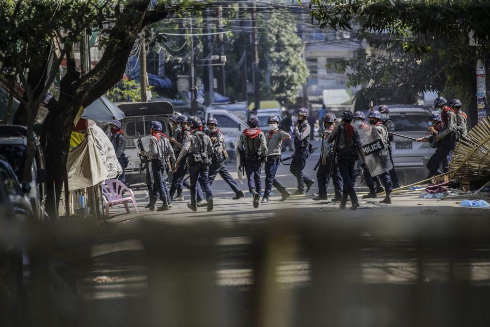 Polícia mata a tiro mais dois manifestantes em dia de greve geral em Myanmar