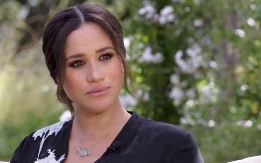 Charlie Hebdo retrata Isabel II e Meghan Markle em alusão a George Floyd