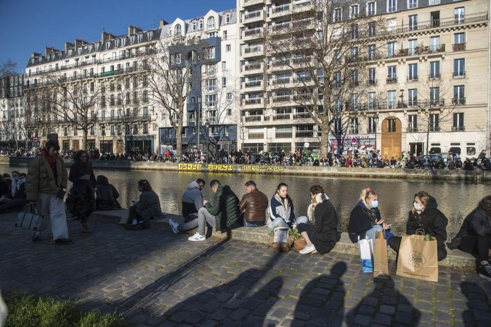 Covid-19: França supera os 23 mil casos diários com hospitais sob forte pressão