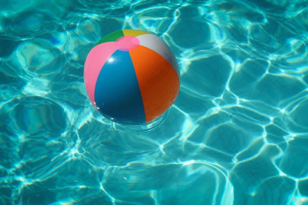 Descubra os germes mortais que podem estar escondidos na piscina que frequenta