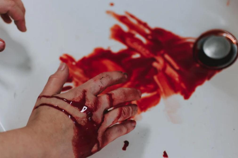 Homem espanca mulher e deixa-a a sangrar abundantemente