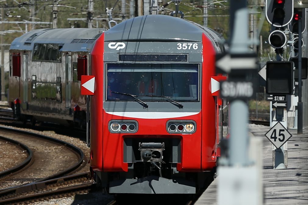Covid-19: Comboio de dois pisos regressa à linha de Sintra/Azambuja depois de sete anos parado