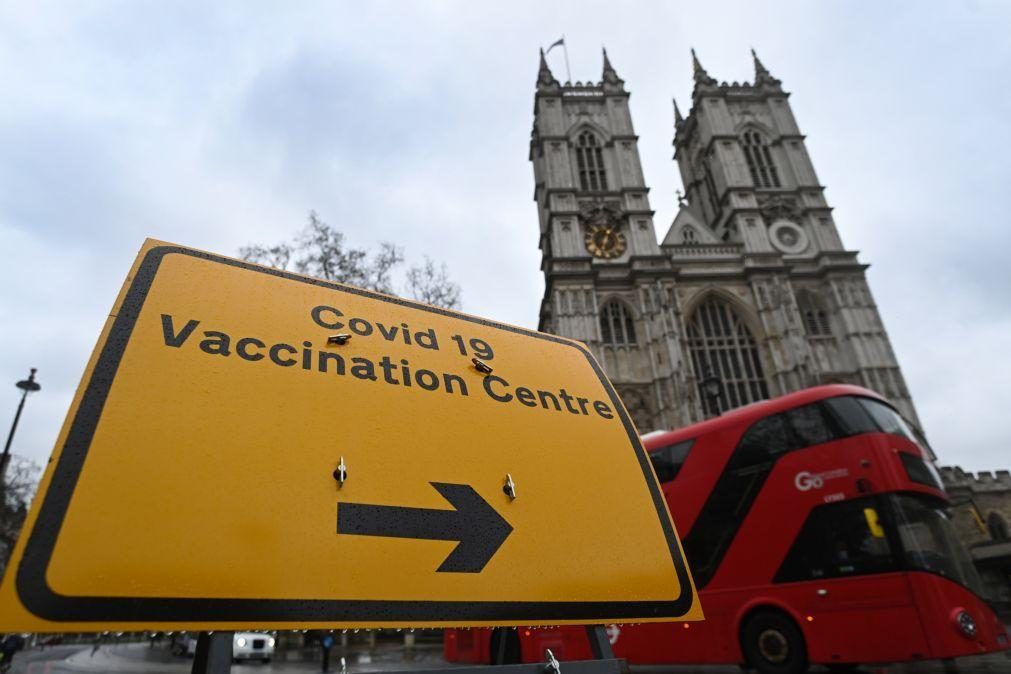 Covid-19: Reino Unido admite desaceleração no programa de vacinação